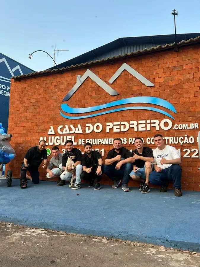 Equipe da A Casa do Pedreiro na frente da loja